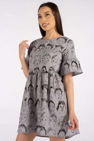 Свободна къса рокля в сиво с графичен десен лица с връзка на гърба