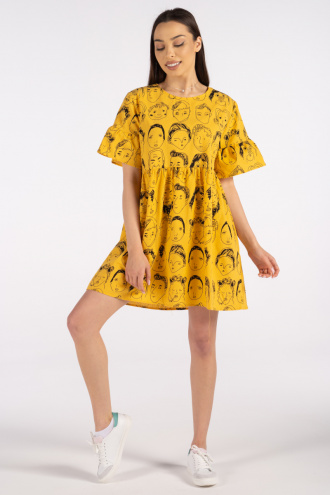 Свободна къса рокля в жълто с графичен десен лица с връзка на гърба