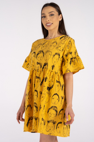 Свободна къса рокля в жълто с графичен десен лица с връзка на гърба