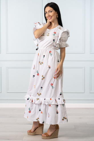 Дълга рокля от памук в бяло с бродирани цветя и копчета на гърба