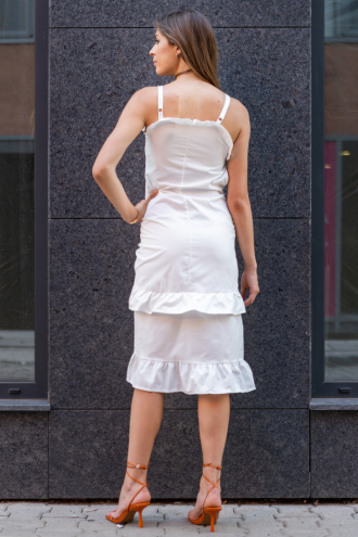 Дамска рокля в бяло с ластични презрамки