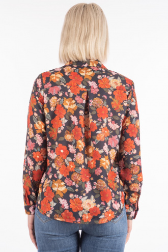 Дамска ефирна блуза в тъмносиньо с принт цветя