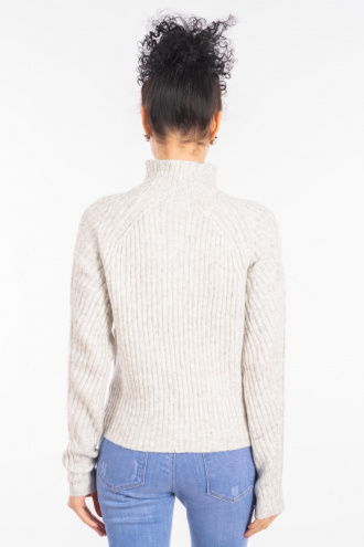 Дамски пуловер от едро плетиво в светлосиво с поло яка