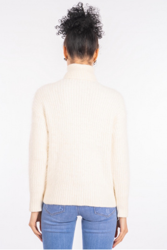 Дамски мъхест пуловер от едро плетиво в бяло с поло яка