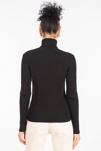 Дамски плетен пуловер в черно с поло яка и едър рипс