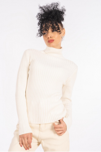Дамски плетен пуловер в бяло с поло яка и едър рипс