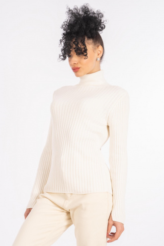 Дамски плетен пуловер в бяло с поло яка и едър рипс