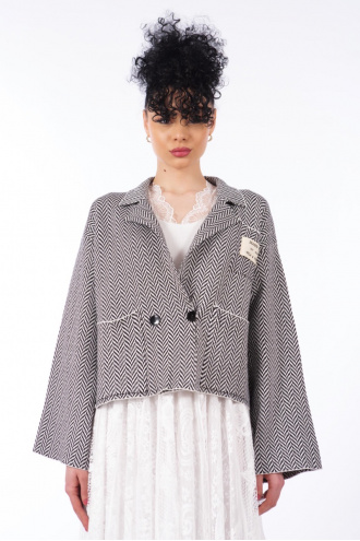 Дамско късо сако със широк ръкав в черно-бял пепит