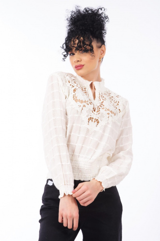 Дамска блуза в бяло с ефектна рязана бродерия на гърдите