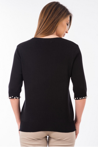Дамска блуза от фино плетиво в черно с остро деколте и перли