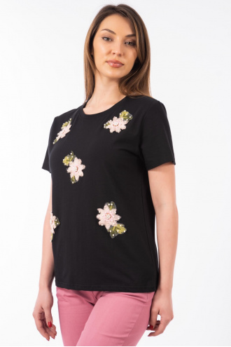Дамска тениска в черно декорирана с перли и бродирани цветя