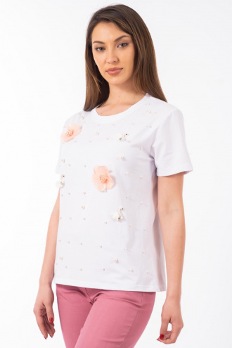 Дамска тениска в бяло декорирана с лебеди, перли и цветя