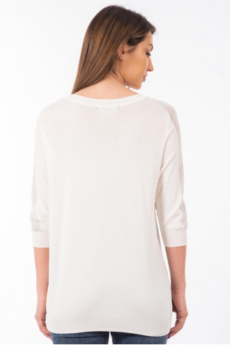 Дамска блуза от фино плетиво в бяло с лента ламе на ръкава