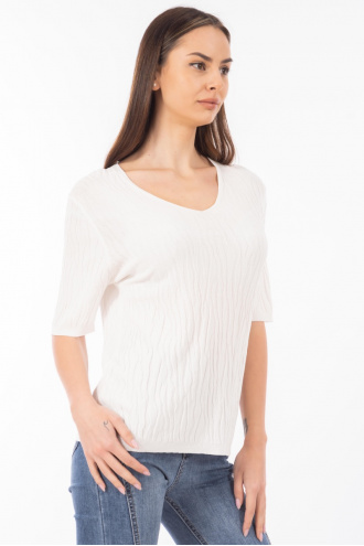 Дамска блуза от фино плетиво в бяло с релефни вертикални вълни