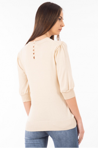 Дамска блуза от фино плетиво в бежово с декорация копчета на гърба