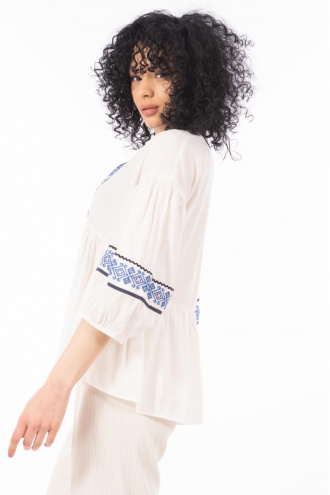 Дамска блуза от памук в бяло с остро деколте и кантове синя бродерия