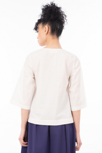 Дамска широка блуза от памук в бяло с остро деколте