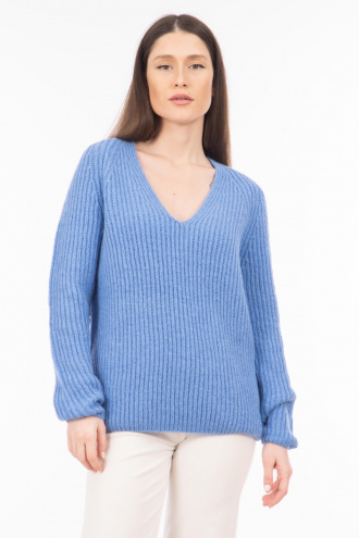 Дамски пуловер с вълна в синьо и остро деколте