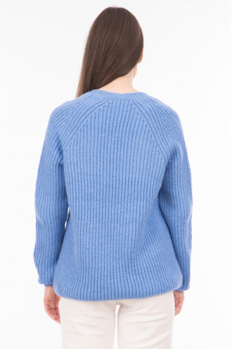 Дамски пуловер с вълна в синьо и остро деколте