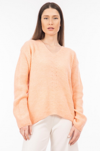 Дамски пуловер от едро плетиво в прасковено розово с остро деколте
