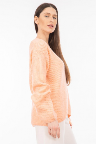 Дамски пуловер от едро плетиво в прасковено розово с остро деколте