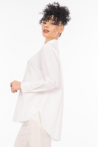 Дамска риза в бяло с издължен гръб