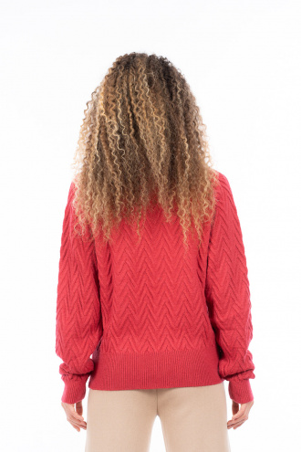 Дамски пуловер от едро плетиво в цвят малинено розово с релефна вертикална плетка