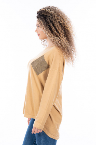 Дамски пуловер в бежово с джоб с камъчета и копчета на гърба