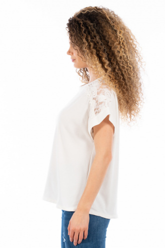Дамска блуза в бяло с дантела на раменете