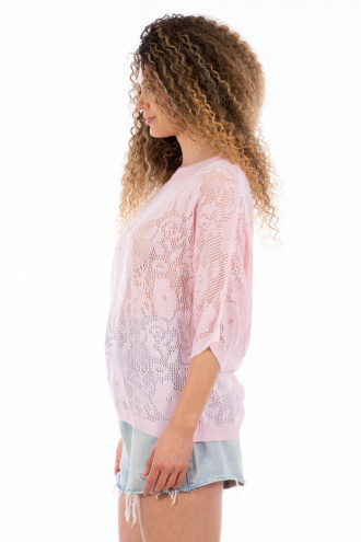 Дамска блуза в розово с рязана бродерия и цветя