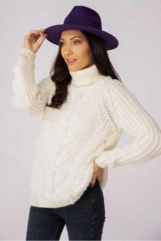 Дамски пуловер в бяло с плетка и ресни
