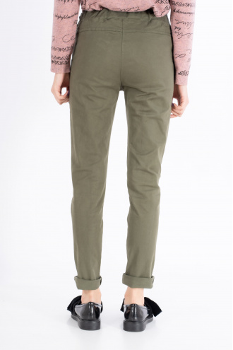 Дамски спортен панталон от памук в цвят милитъри с връзки и ластик на талията