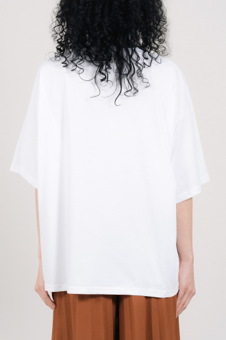 Дамска оувърсайз тениска от памук в бяло с щампа абстрактна котка