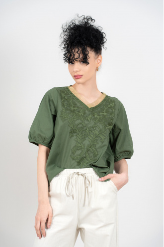 Дамска блуза от фин памук в цвят милитъри с бродирани елементи