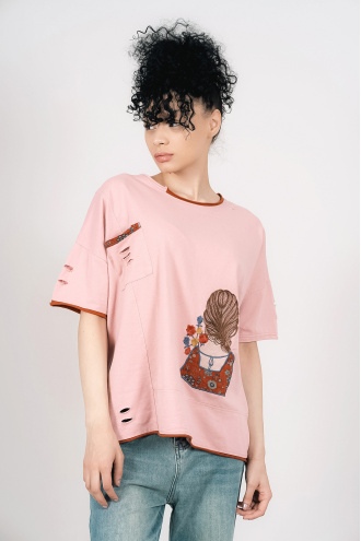 Дамска тениска в розово с малък джоб и бродирано момиче в гръб