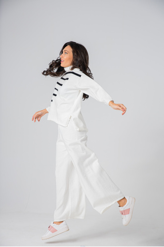 Дамски комплект от блуза и панталон в бяло с черни ленти