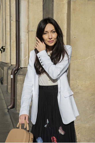 Дамско сако в бяло със странични копчета на ръкавелите