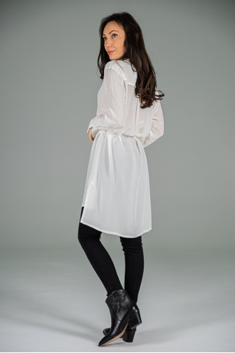 Дамска риза от вискоза в бяло издължен модел със скрито закопчаване