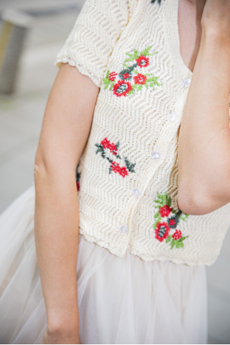 Дамска жилетка фино плетиво в бежово с цветя