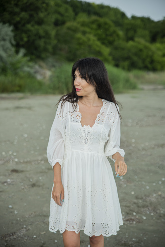 Къса рокля от памук в бяло с рязана бродерия и връзки на гърба
