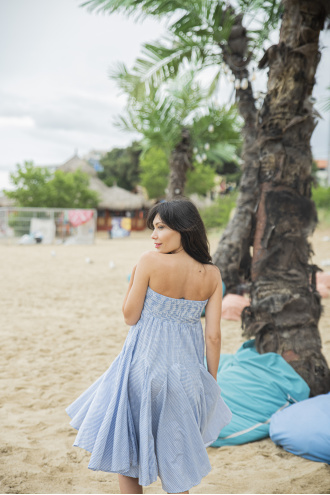 Разкроена рокля от памук в синьо-бяло райе с ластично бюстие