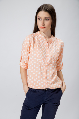 Дамска риза в прасковен цвят на бели точки