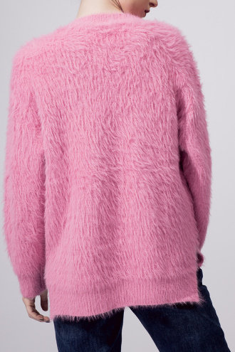 Пухен пуловер с издължен гръб в розово