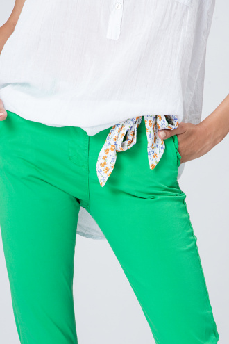 Памучен панталон в зелено със сатенен колан