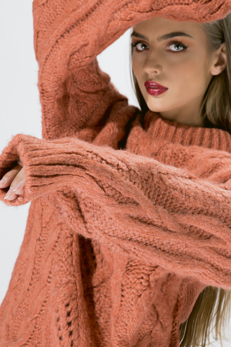 Топъл пуловер с плетеници