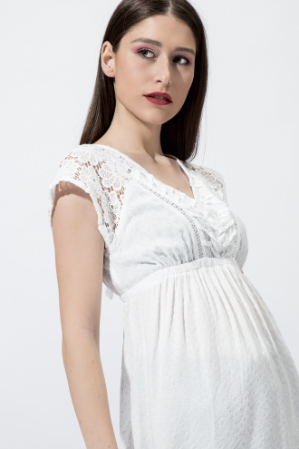 Дамска блуза в бяло с V- образен гръб и дантела