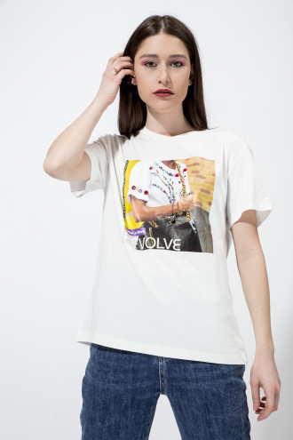 Тениска в бяло с щампа и цветни кристали