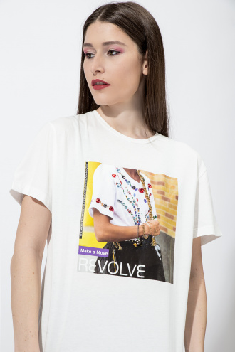 Тениска в бяло с щампа и цветни кристали
