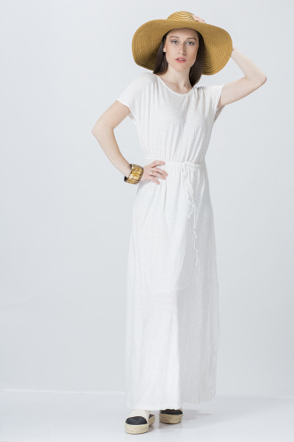 Дълга рокля от трико в бяло с ефектен гръб