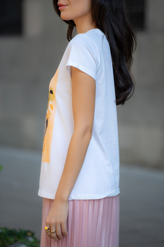 Дамска тениска в бяло с принт жена на оранжев фон